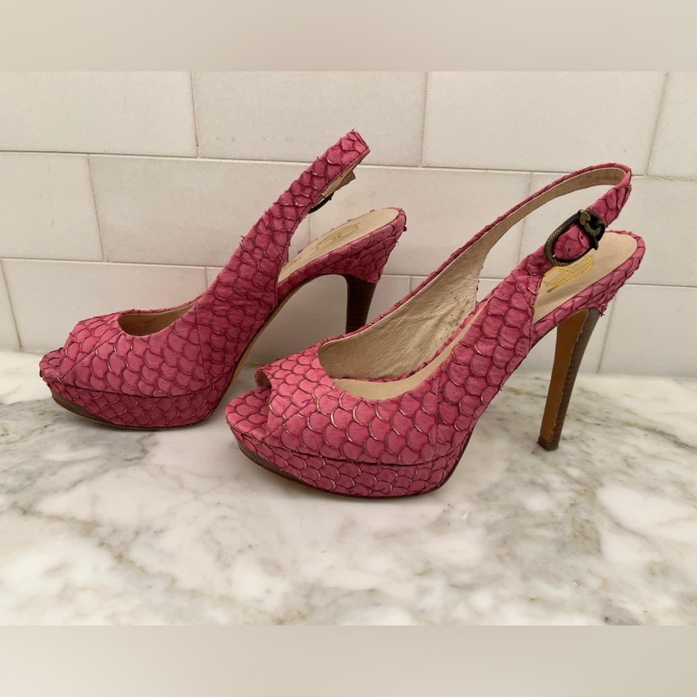 House of Harlow 1960, fuchsia pink, platform pumps! Sexy & feminine!